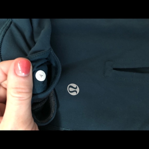 Lululemon turquoise sz 4 cropped leggings - Picture 4 of 4